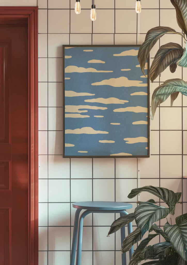 la vue d'un intérieur avec un mur à carreaux et un tableau avec mon motif nuage, des plantes, un tabouret